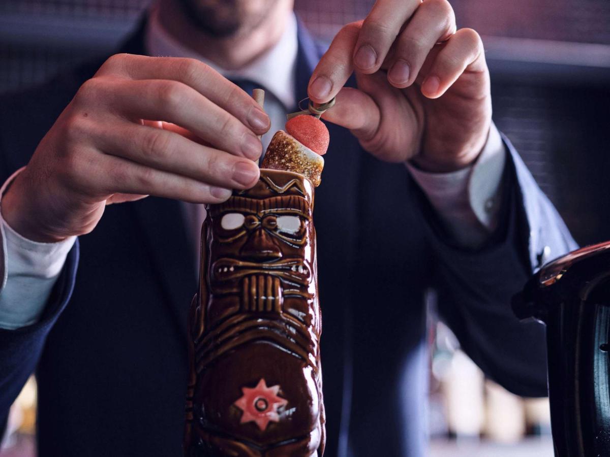 Sofitel Lyon Bellecour Hotel Екстериор снимка A bartender opening a bottle of bitters