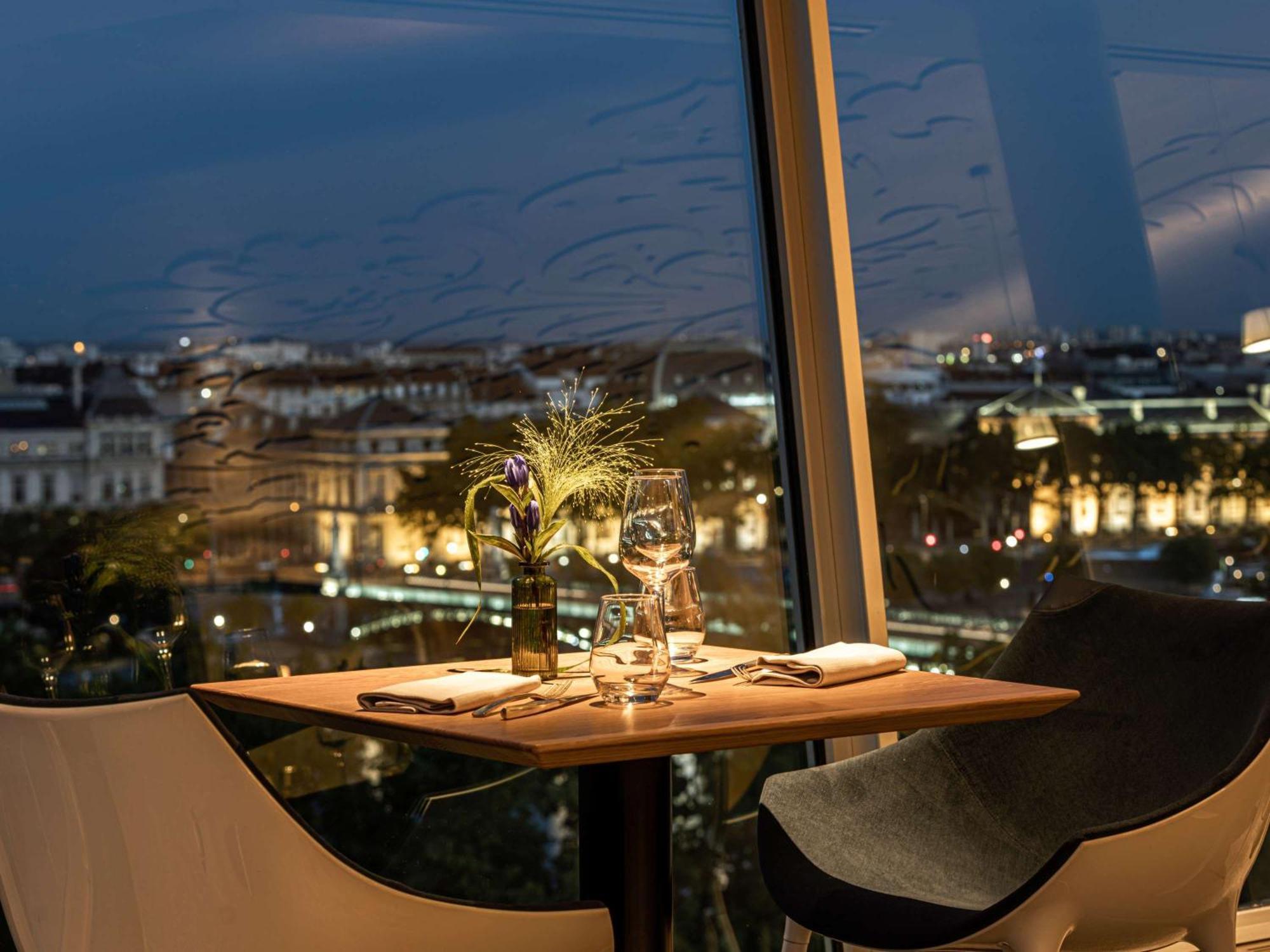 Sofitel Lyon Bellecour Hotel Екстериор снимка View from the restaurant