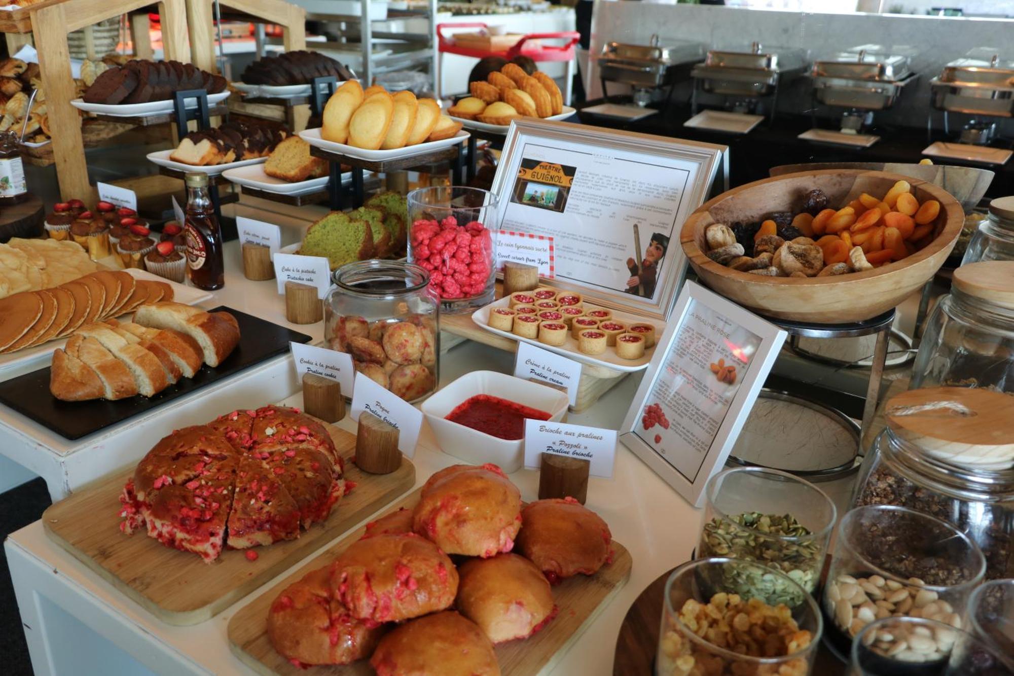 Sofitel Lyon Bellecour Hotel Екстериор снимка A selection of pastries at a buffet