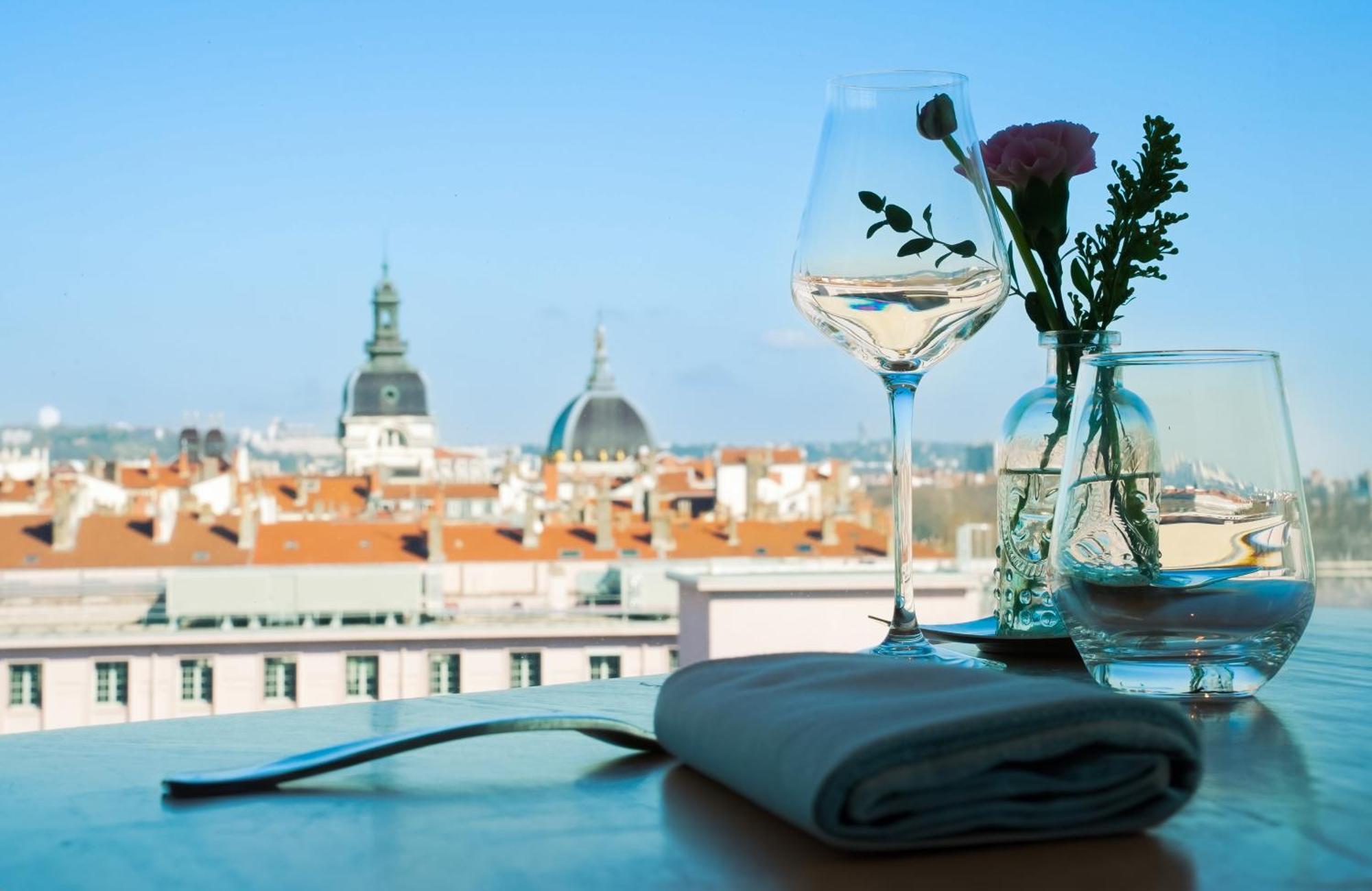 Sofitel Lyon Bellecour Hotel Екстериор снимка View from the restaurant